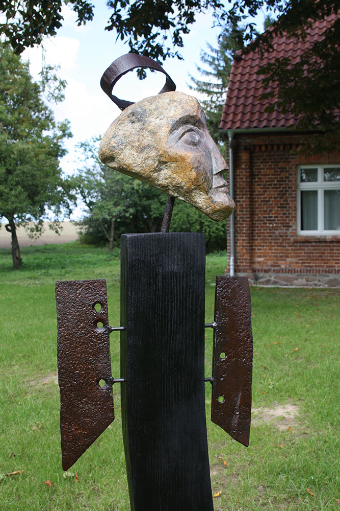 Jan Witte-Kropius „Nordischer Engel“, Feldstein/Eisen/Eiche, H: 170 cm, 2015