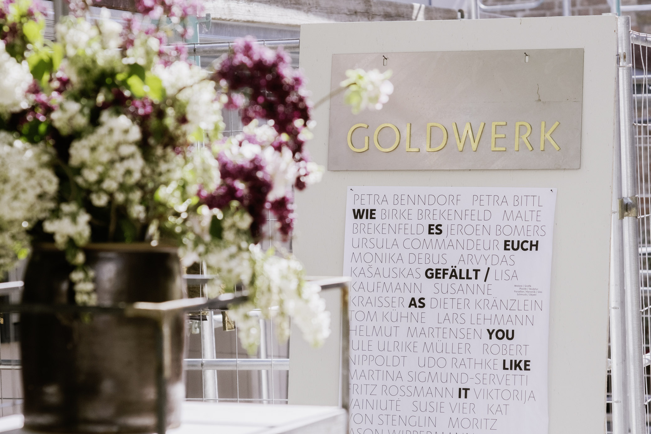 Plakat der Gruppenausstellung: wie es euch gefällt / as you like it GOLDWERK GALERIE (Foto: Yannik Hasse)