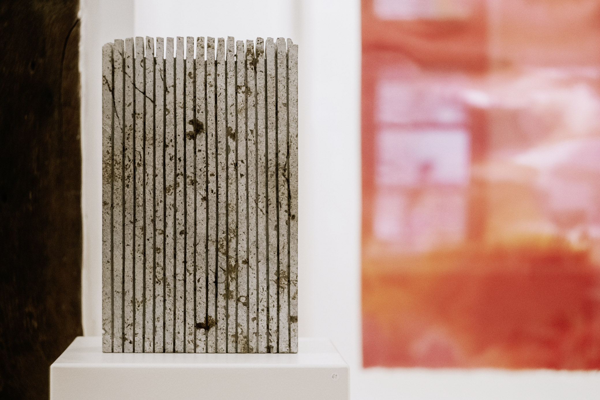 Dieter Kränzlein, o.T. 2006, Muschelkalk | Udo Rathke, Burning Sky. 2011, Pigmenttinte auf Bütten (Foto: Yannik Hasse)