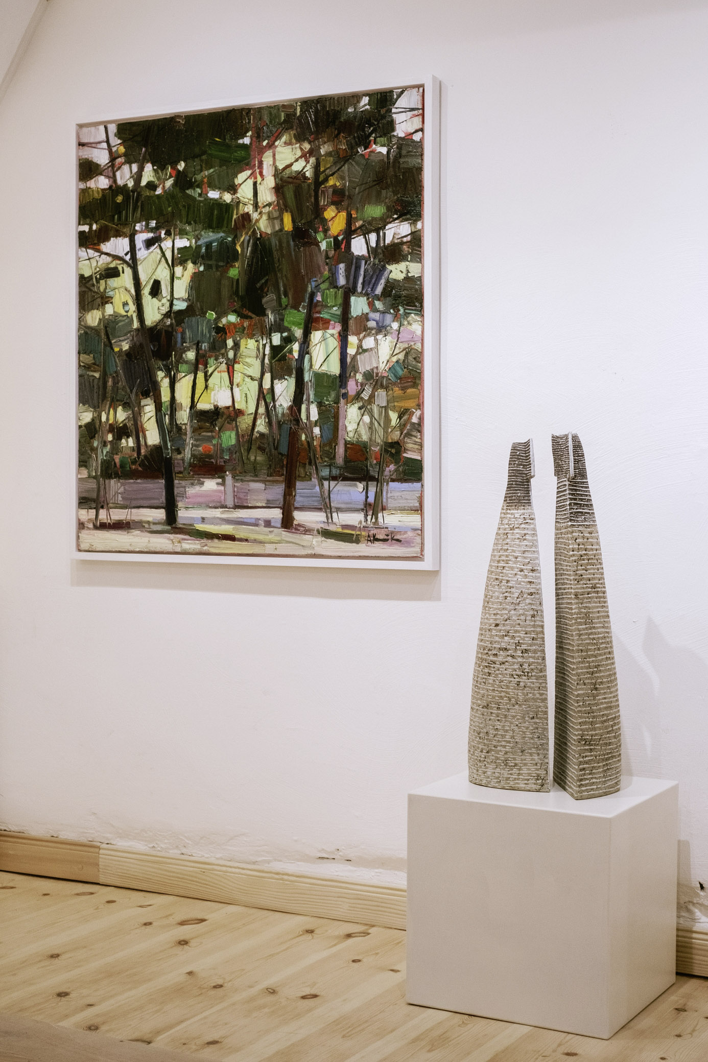 Arvydas Kašauskas, Peizažas. 2019, Öl auf Leinwand | Petra Bittl, Gefäßobjekt. 2018, aufgebaut und gedreht, Porzellaninlays, Engoben (Foto: Yannik Hasse)