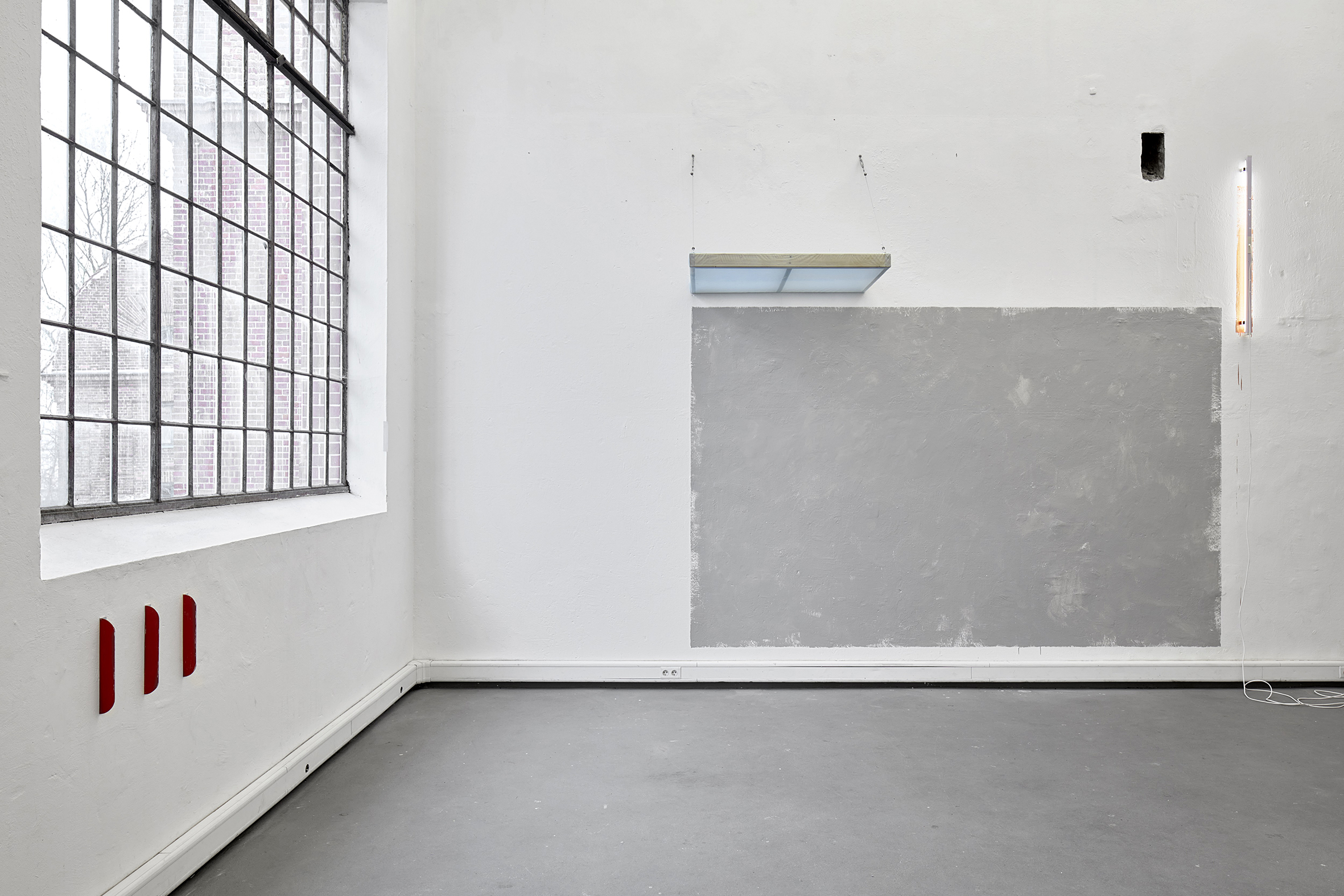 Sebastian Dannenberg, Ellis light (li.) und MANIC PAINTERS ASSOCIATION reloaded, Ausstellungsansicht (Foto: Edward Greiner)
