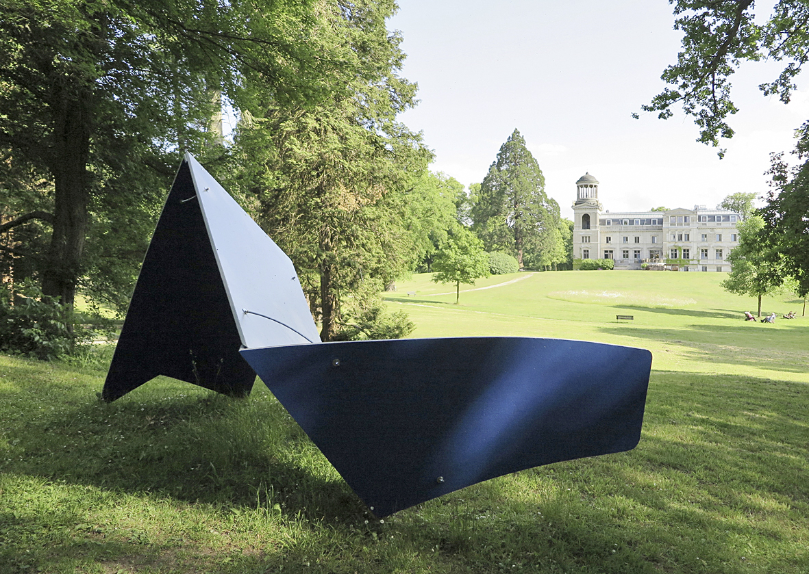 Broder Burow, WEICHE LANDUNG, 2022 Holz Farbe, ca. 350 x 150 x 180 cm (Foto: Ruzica Zajec)