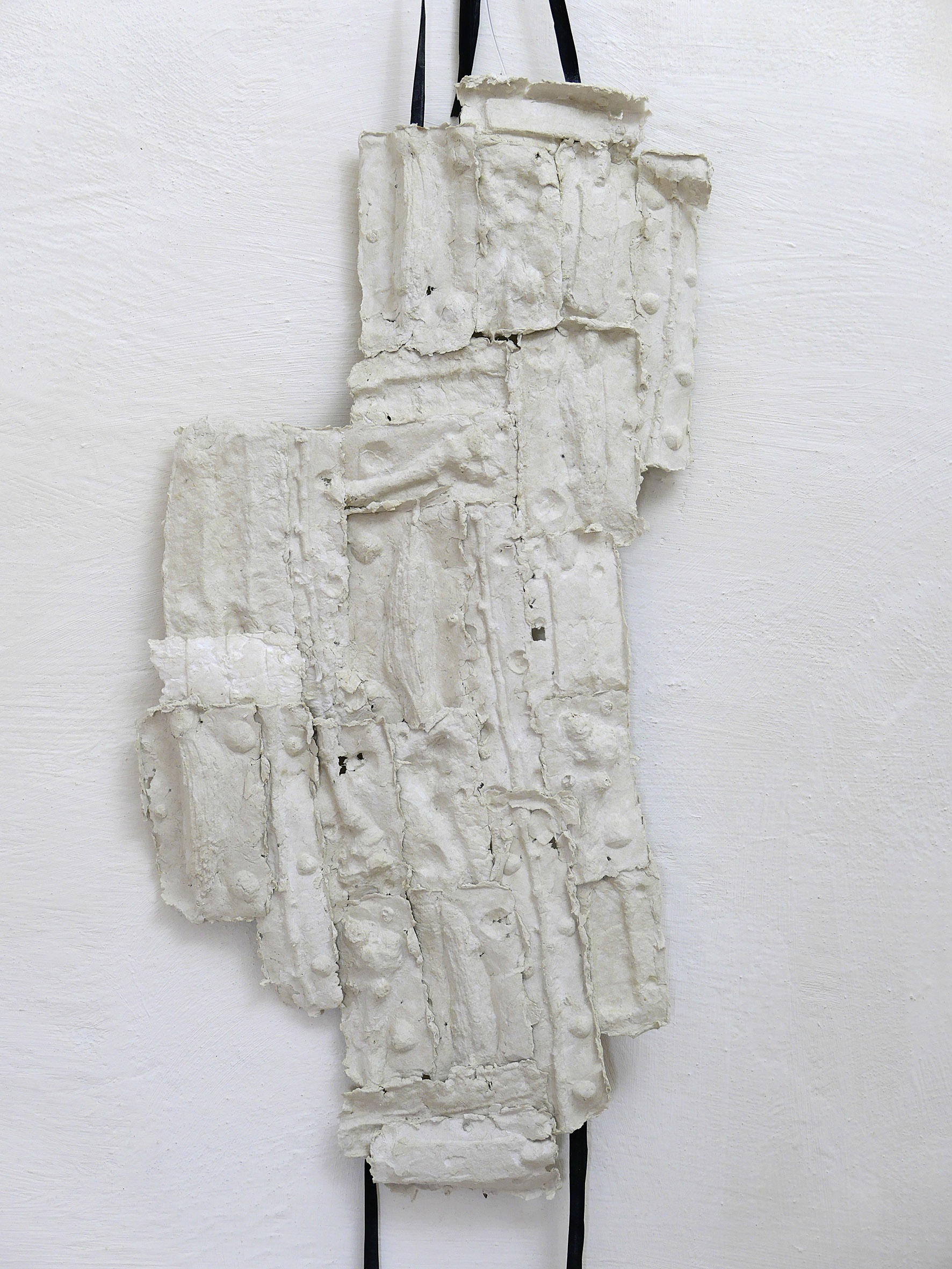 Lotte Buch, Korselett, 2020, handgeschöpftes Papier, Gummi, 172x34x4cm	(Foto: Reinhard Buch)