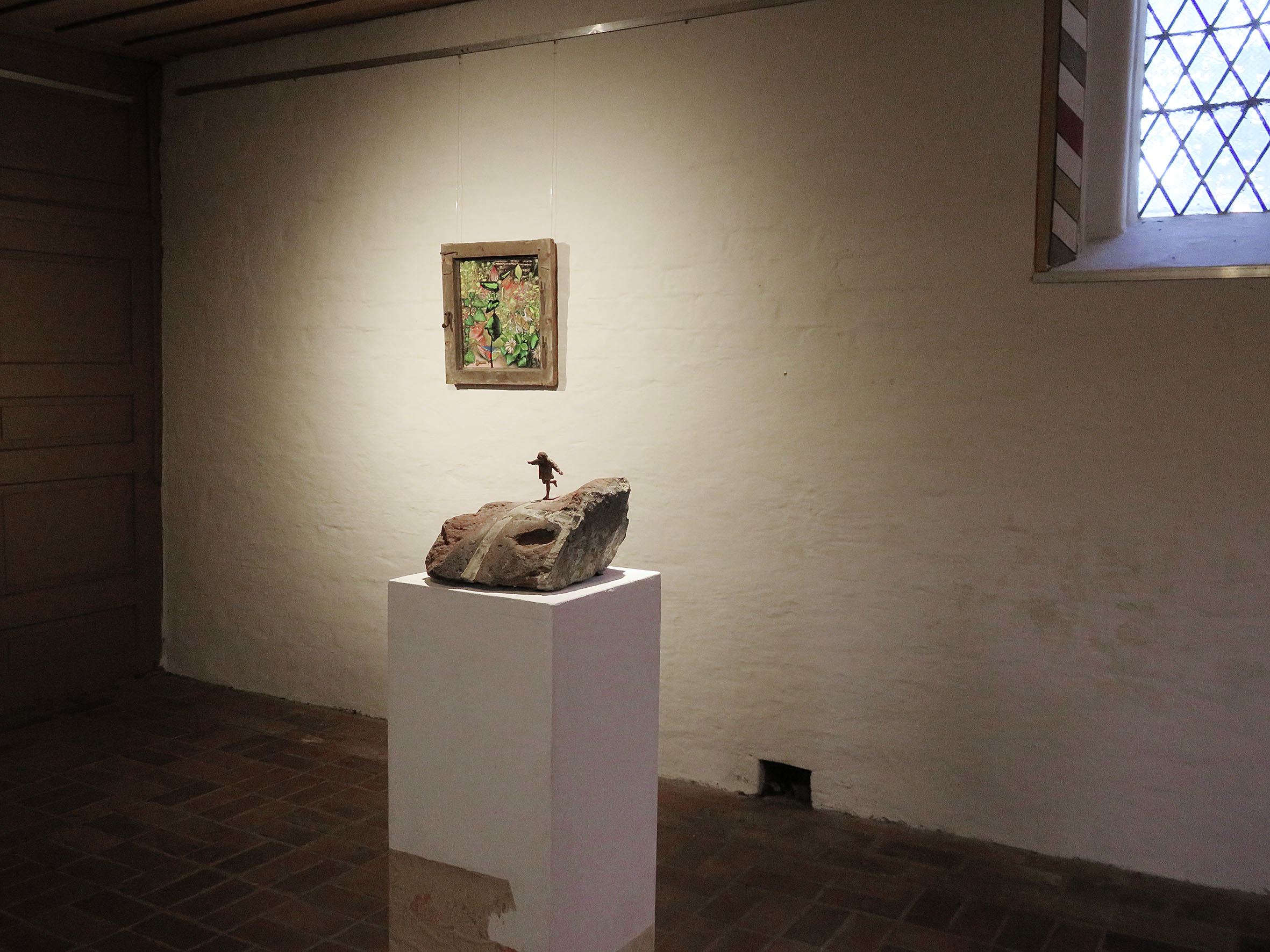 Norbert Sarnecki, LINE, Bronze+Fundstück, Monika Quasi Radzewicz, VERLOREN, Öl auf Leinwand, im Holzrahmen aus dem Haus der Großeltern, 2022 (Foto: Monika Quasi Radzewicz)