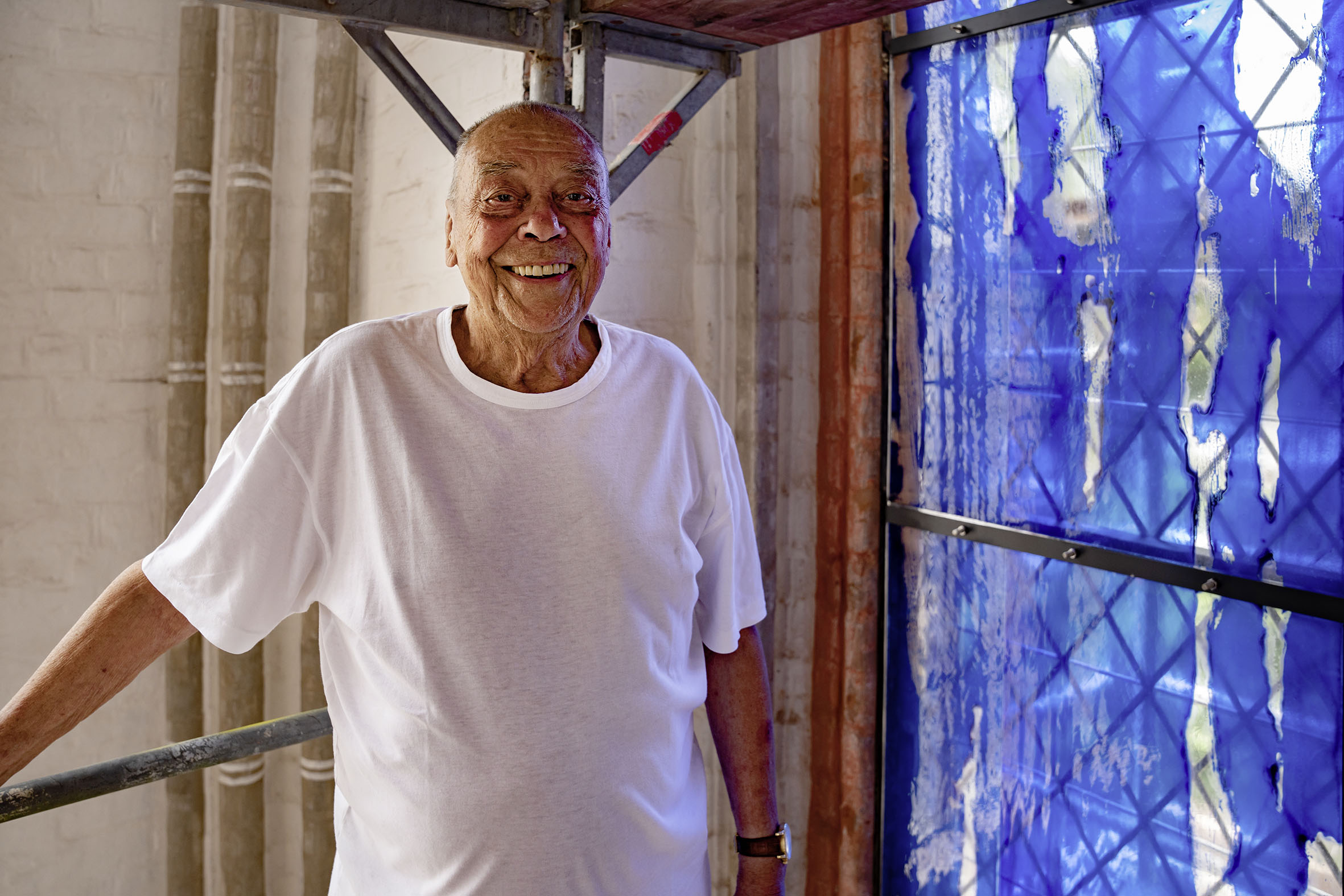 Günther Uecker vor Glasfenstern im Schweriner Dom