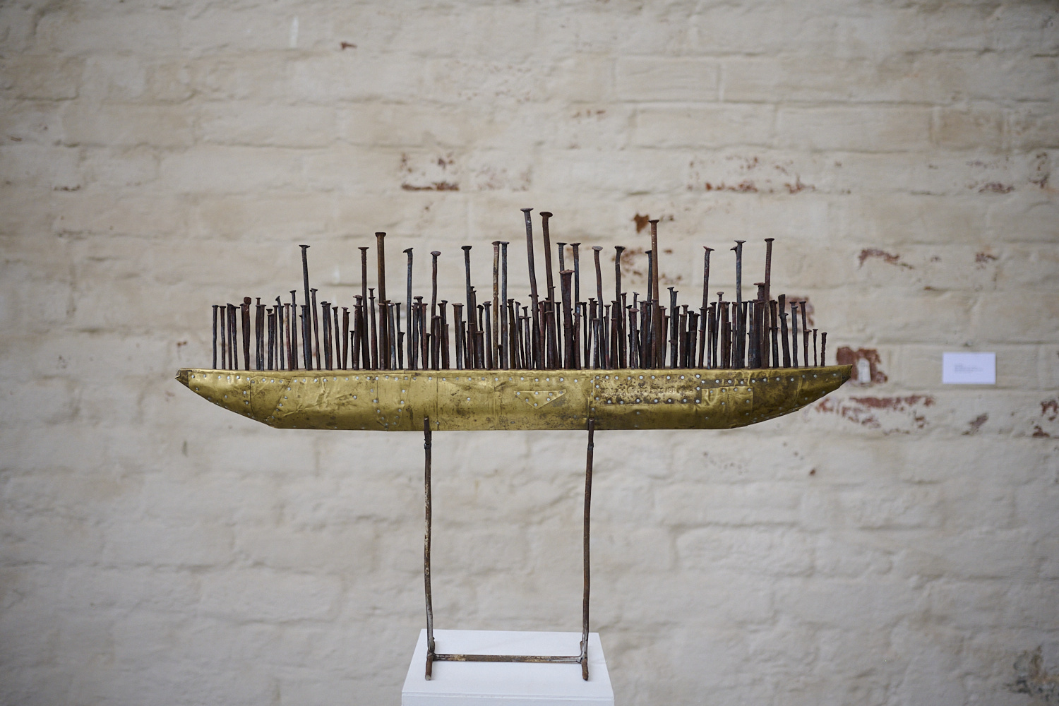 Erik Rüffler, DAS BOOT IST VOLL. Mixed-Media (Holz, Messing, Eisen), 2023 (Foto: Ludwig Nikulski)