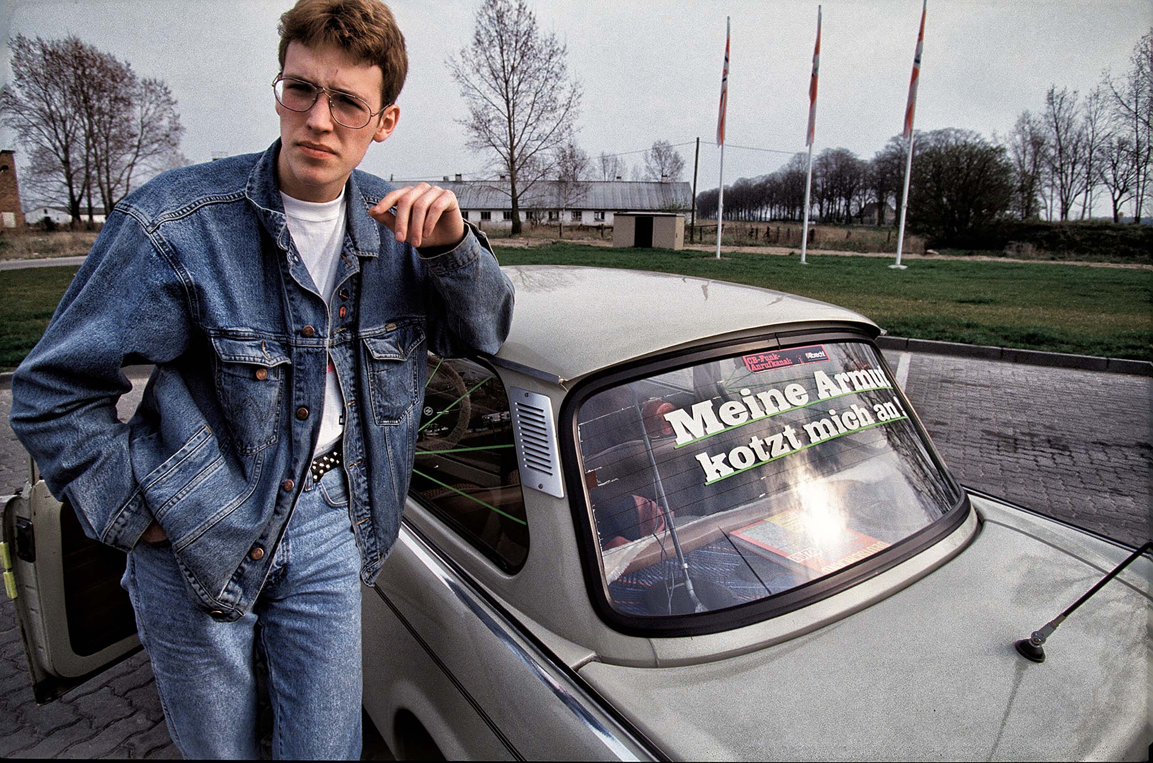 Manfred Scharnberg: 1994: Sven Heidemann macht seine Meinung auf dem Trabi deutlich. Die Folgen und Umbrüche der Wende hinterlassen Enttäuschung in der Bevölkerung