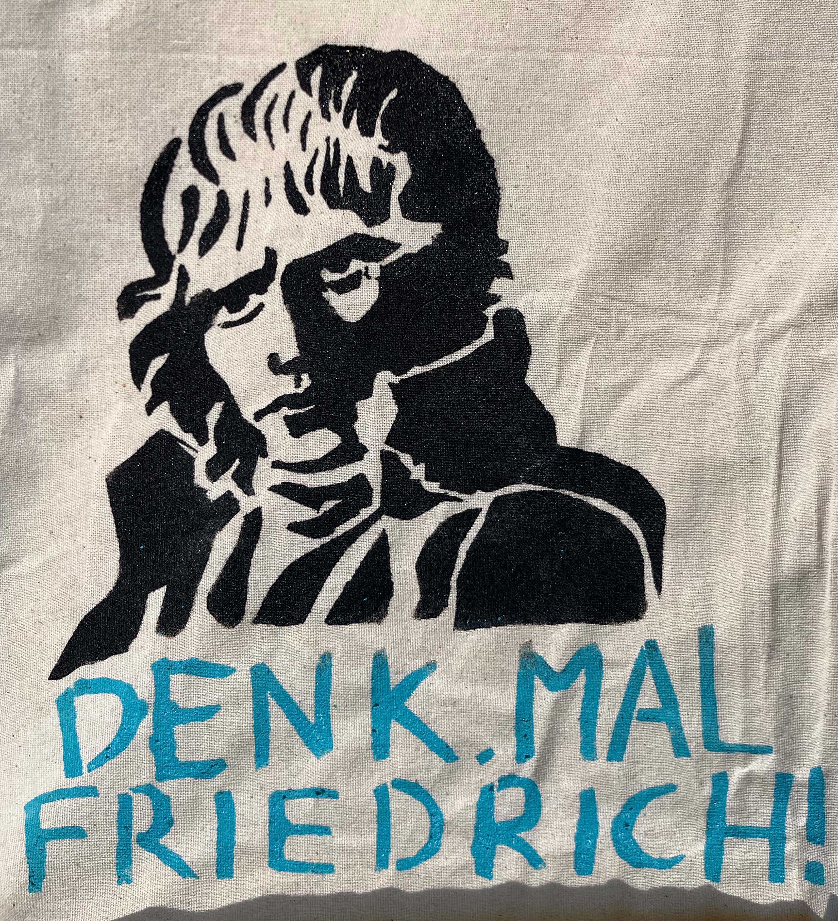 koll.aktiv: DENK.MAL Friedrich! 2024, Stencil, Textildruck auf Baumolle