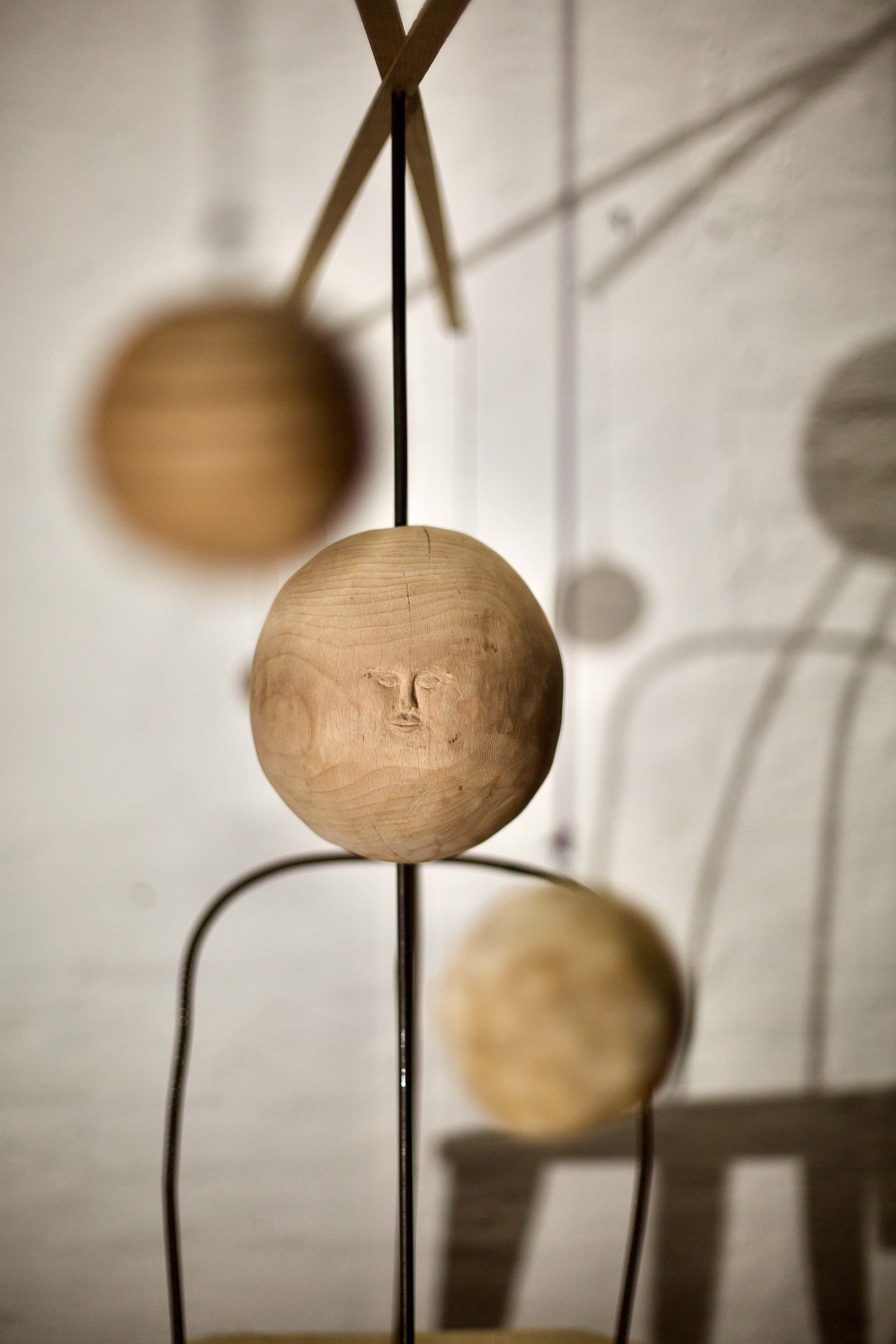 Jakob Grosse-Ophoff: Myself and other planets. 2023, Mechanische Installation, Holzskulptur