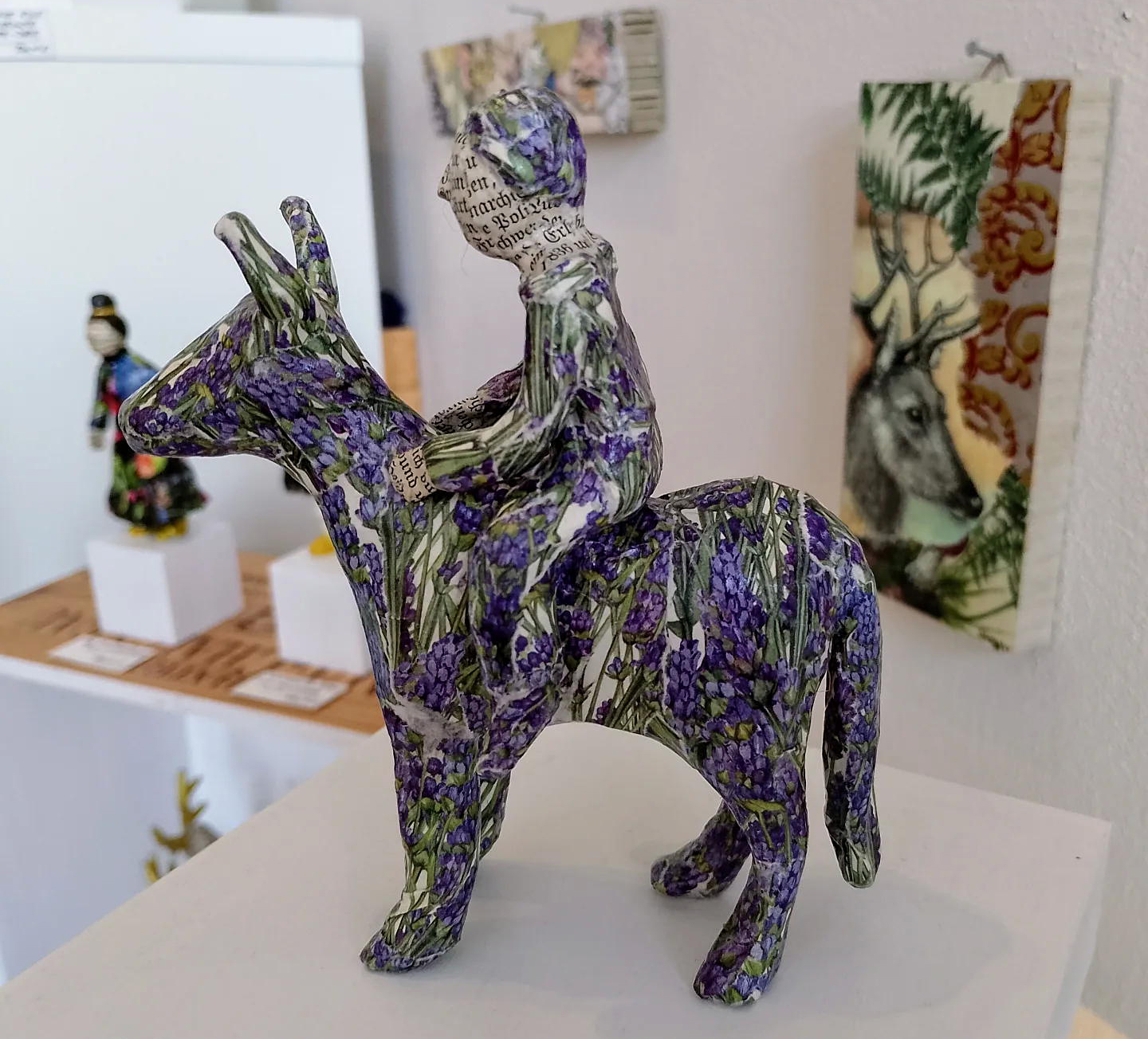 Heike Roesner: Besuch aus dem LAVENDELLAND. 2025, Papiermaché