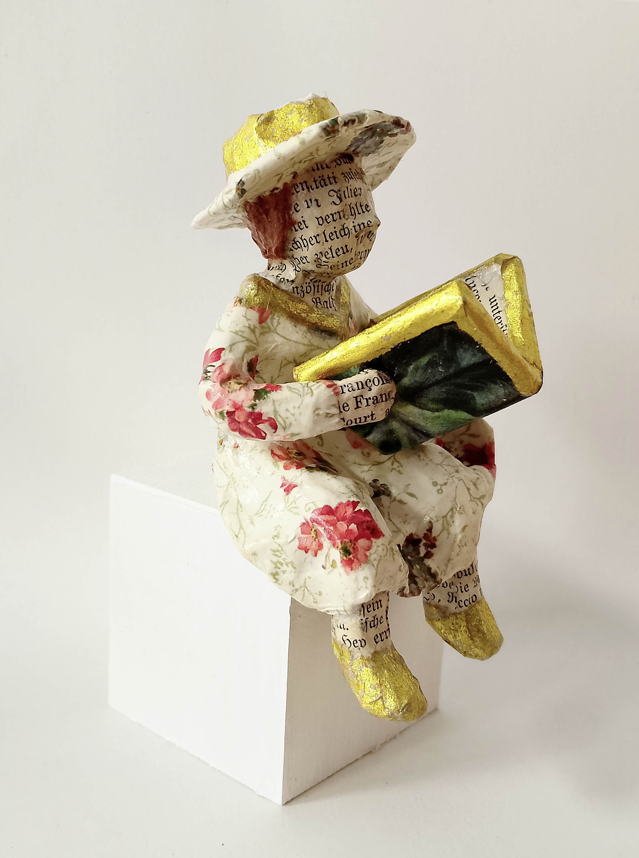 Heike Roesner: In der Sonne sitzen und lesen. 2025, Papiermaché