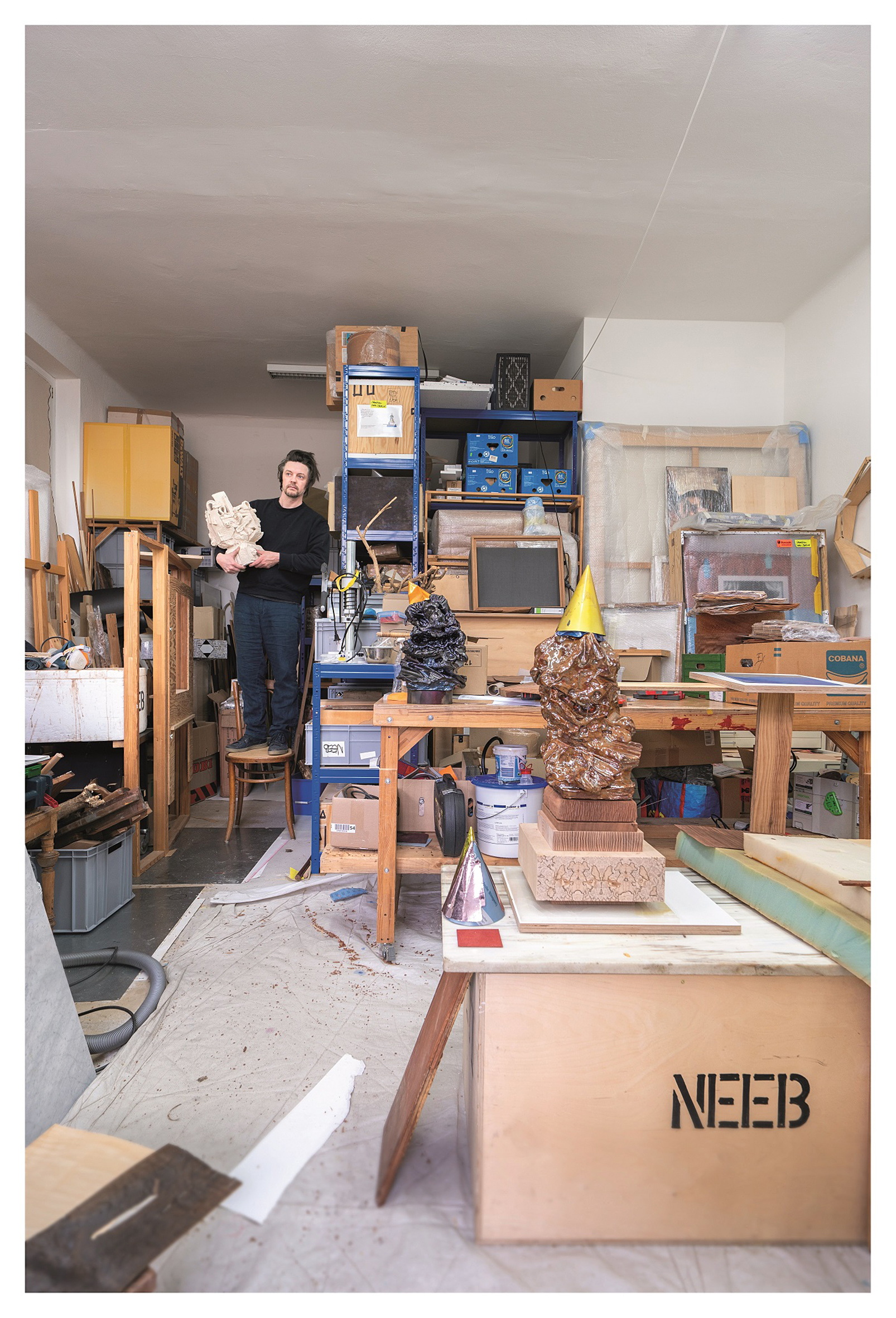 Maler und Bildhauer Sebastian Neeb in seinem Atelier