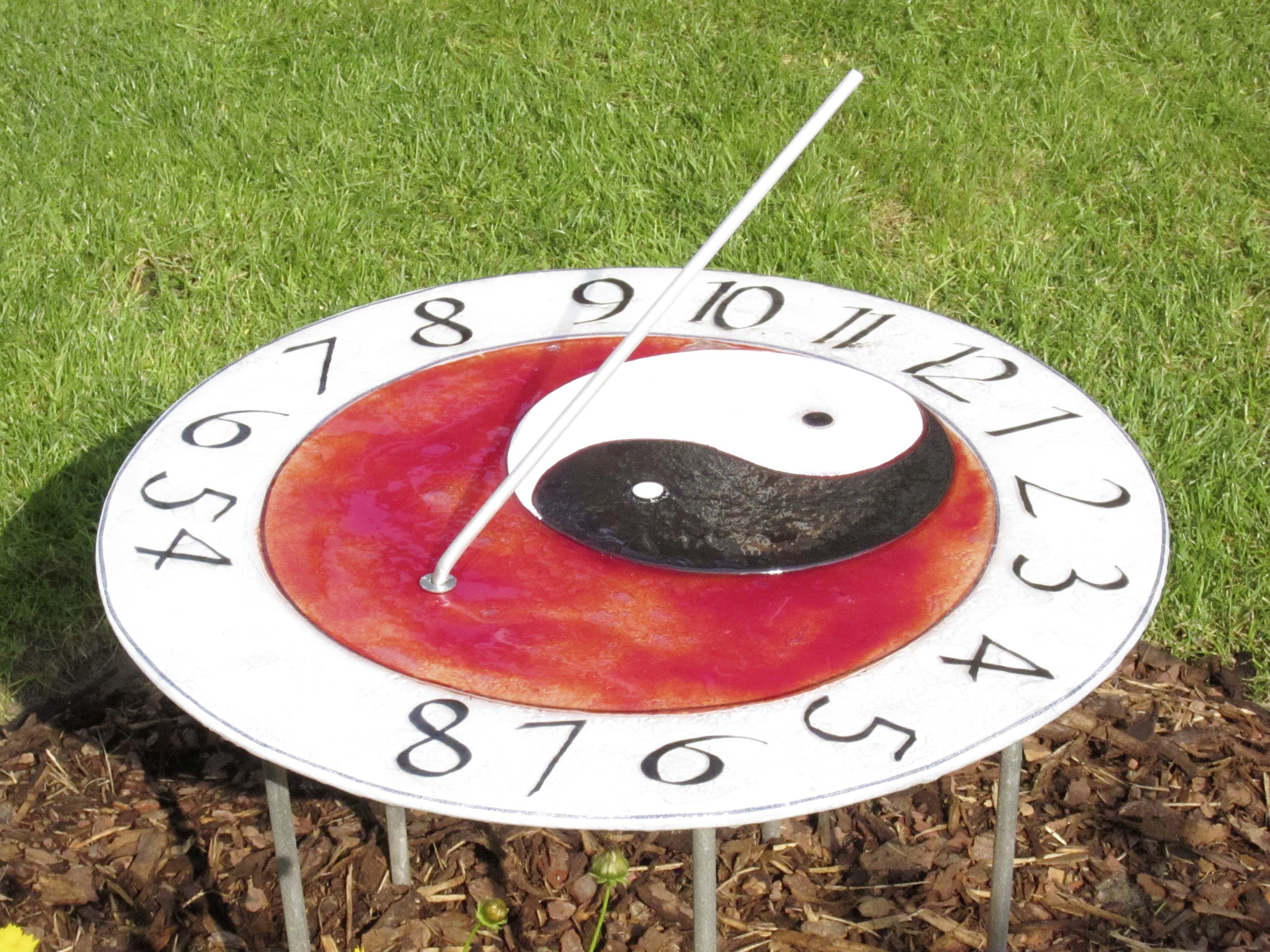Werner Kothe: Sonnenuhr. 2022, Fusing, Glas