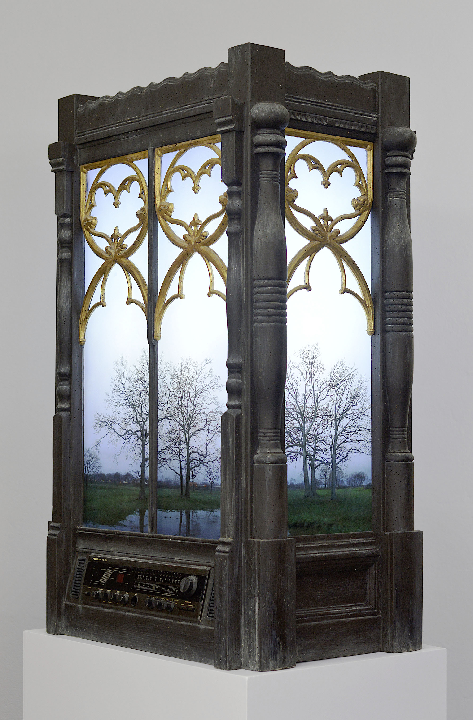 Thomas Behling: Vier romantisierende Betrachtungen zum Ende der Welt. 2024, Bildobjekt, Hinterglasdruck, Neonröhren, Glas, Holz, Gips, Acrylfarbe, Goldfolie, Radioarmatur