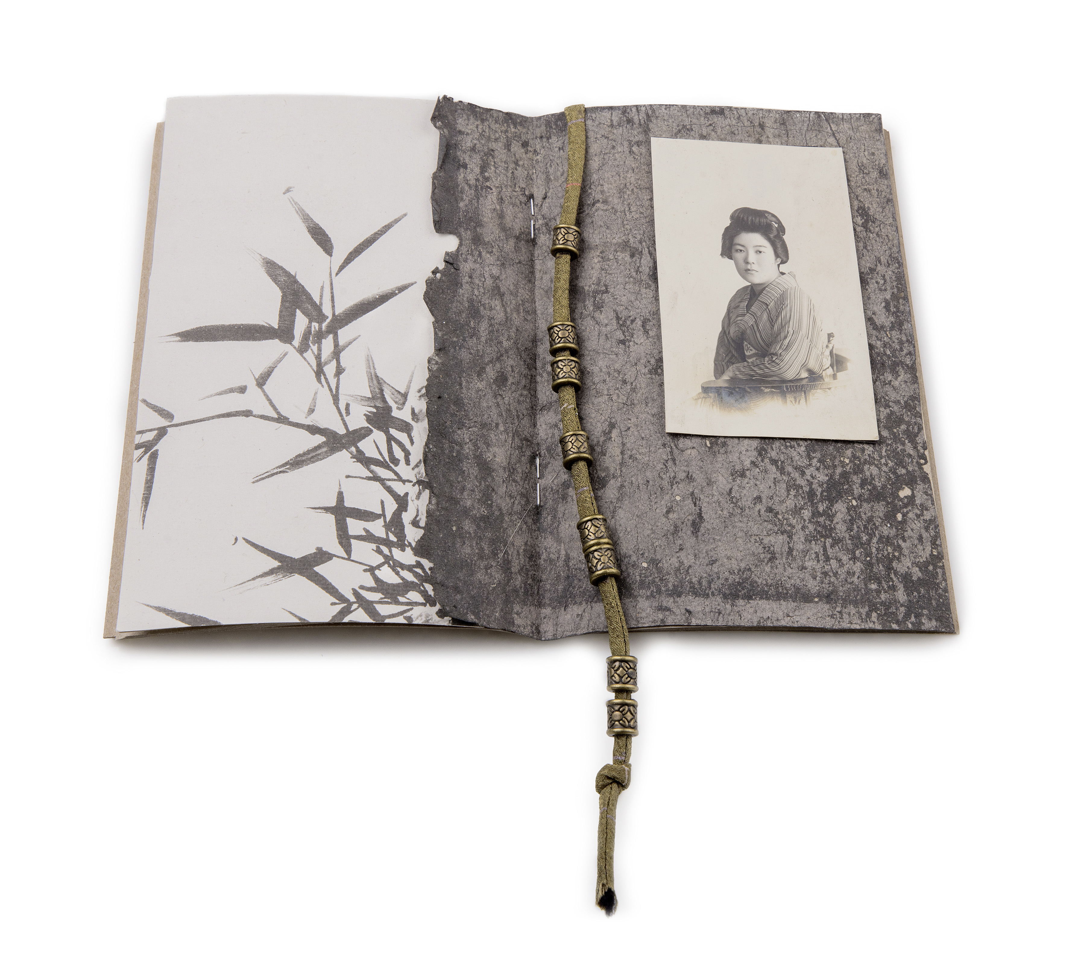 Bernard Misgajski: Japanisches Tagebuch 99. 2023, Collage, Papier, Fotografie, Textil, Metall (Foto: Matthes Trettin)
