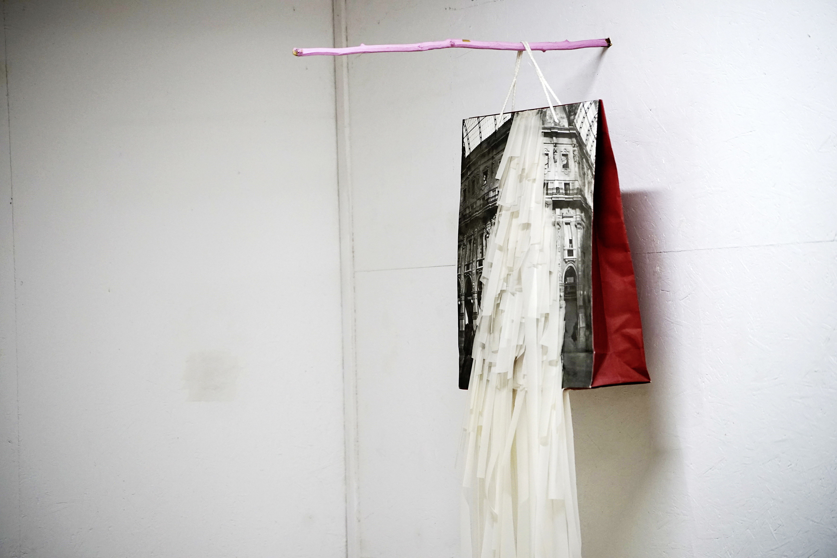 Tanja Zimmermann: Objekt - vom Schweben. 2018/25, Einkaufstüte mit Milano-Foto, Transparentpapier, Holz