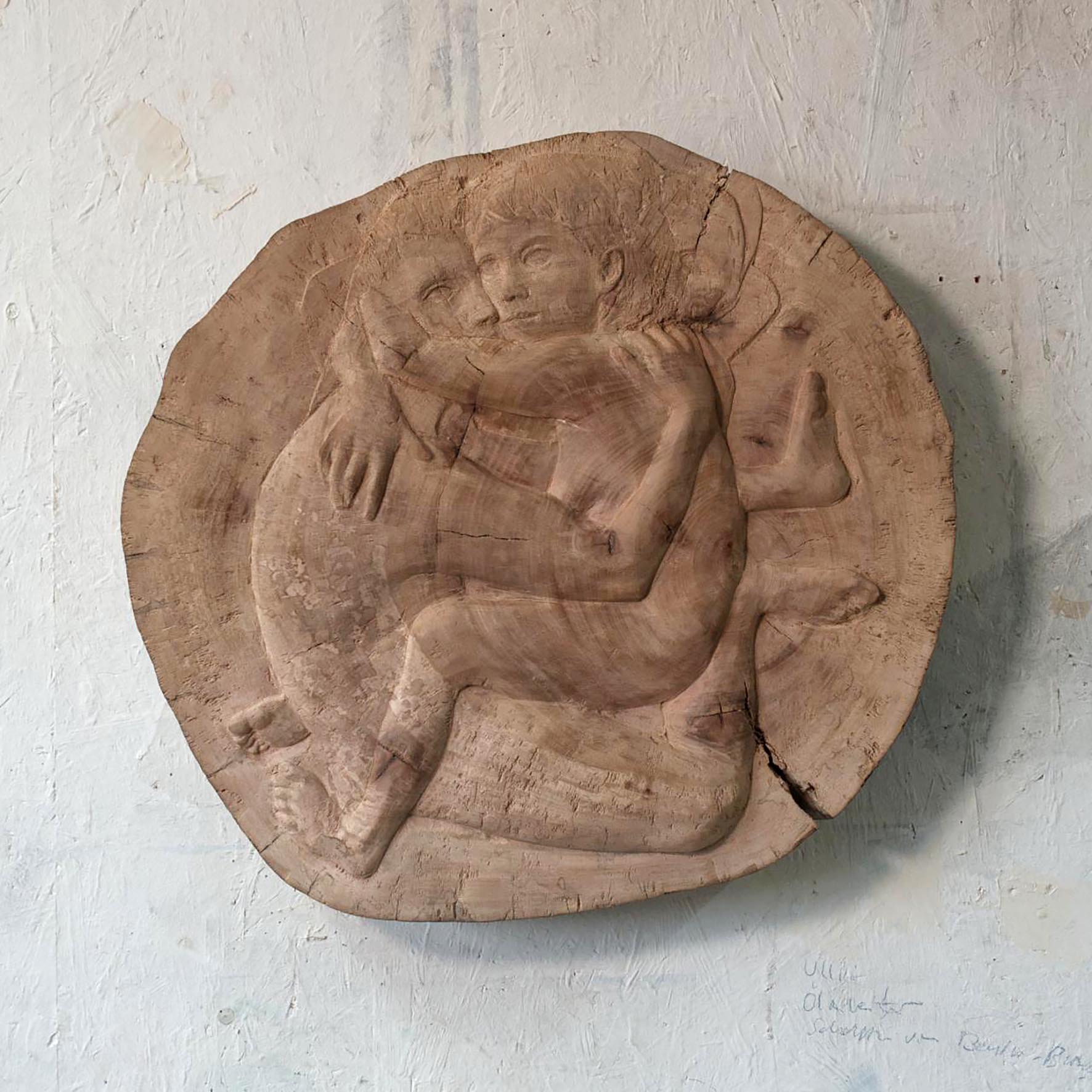 Urs Bumke: Paar. 2025, Relief, Holz-Baumscheibe