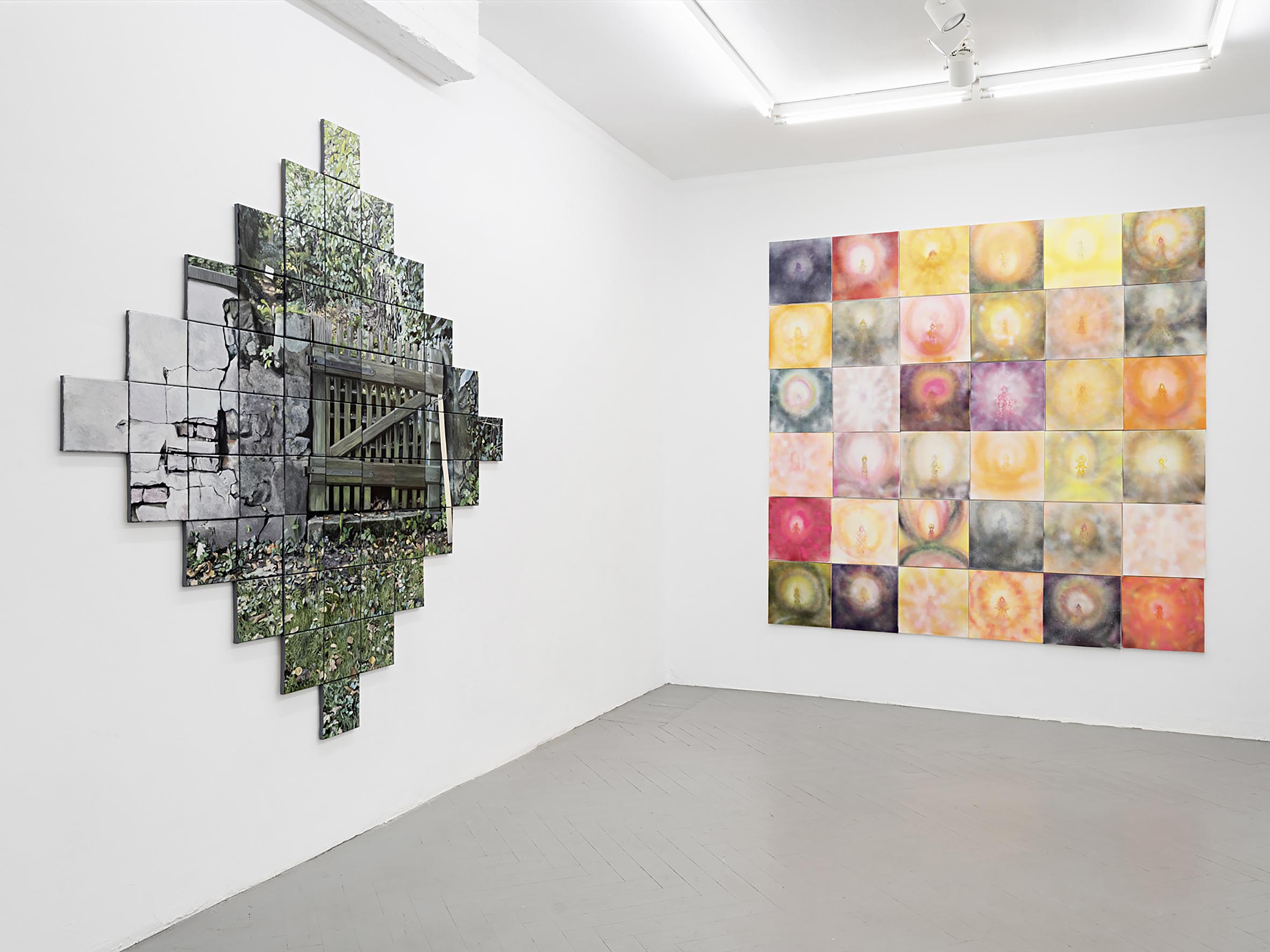 links: Henrik Hold: Tor Zum Oberen Garten. Ölfarbe auf Baumwolle, 2016 - rechts: André Wnendt: Diverse Gespräche. Acryl auf Leinwand, 2024/25 (Foto: Fred Dott)