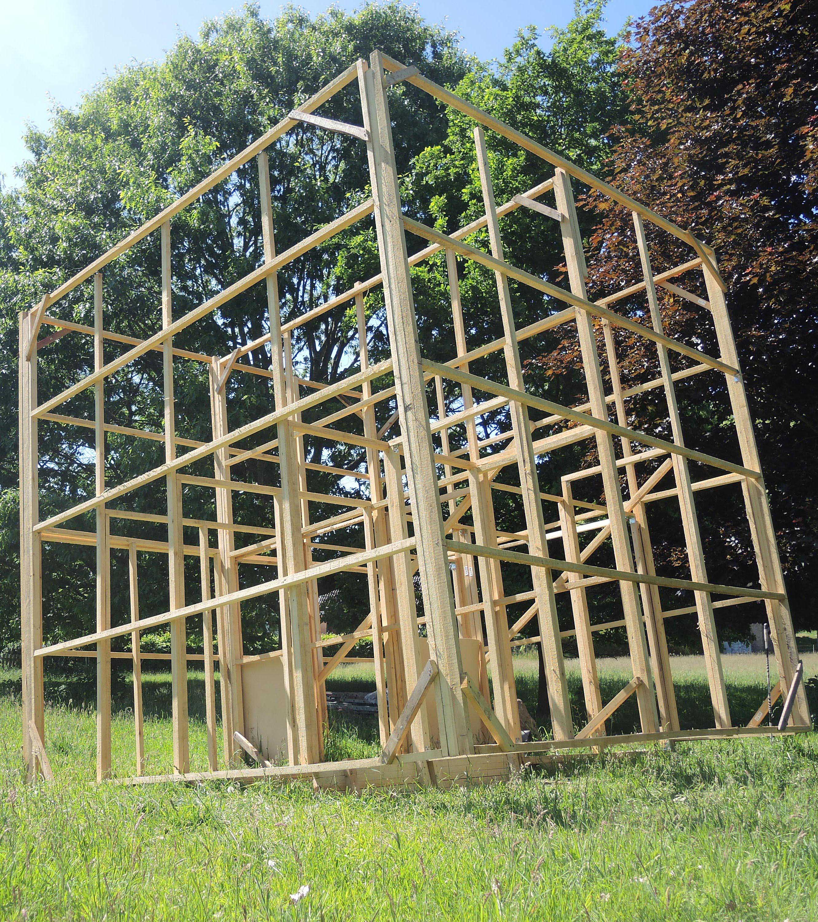 Werner Mönch: körper farbe rot (im Aufbau - Teil der Installation). 2026, Latten geschraubt