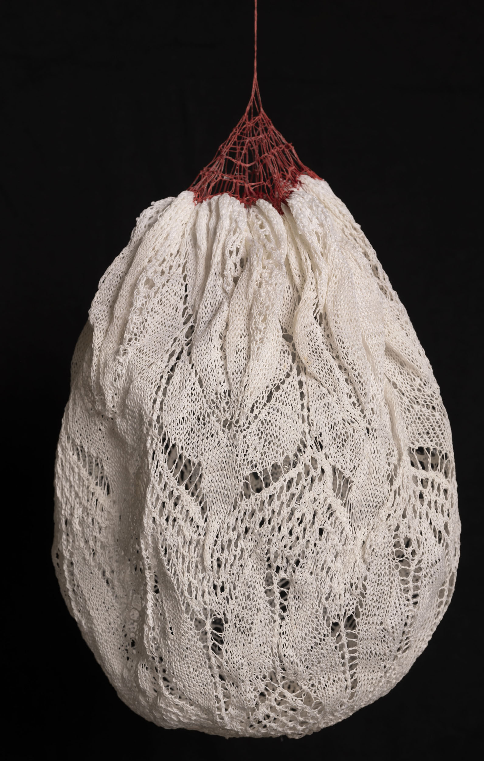 Anna Rose: o.T., 2023, geerbte Häkeltischdecke, zusammengefasst mit mercerisiertem Baumwollgarn, gestärkt  Foto: Thomas Häntzschel