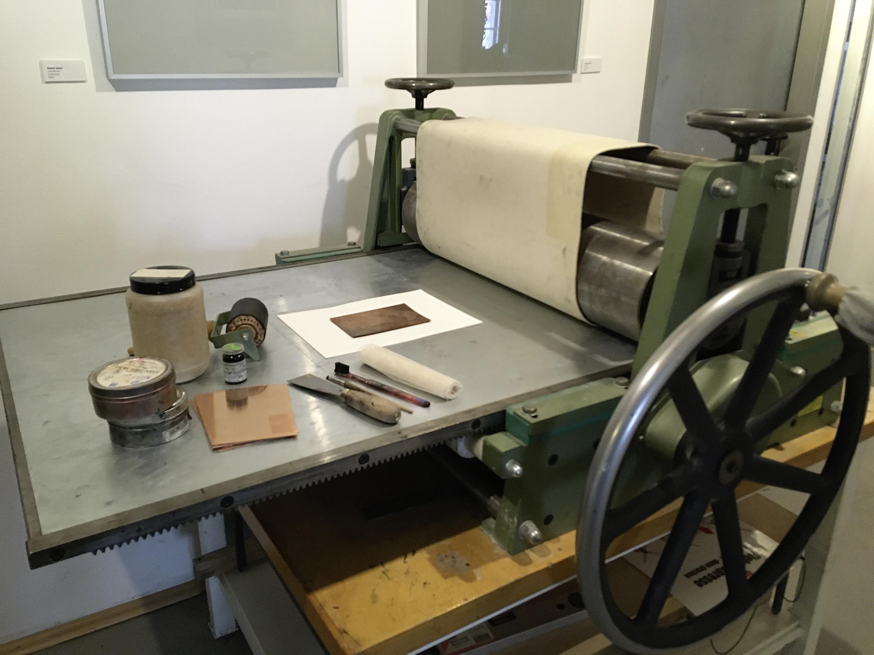 Tiefdruckpresse mit den Materialien für die Ätzradierung