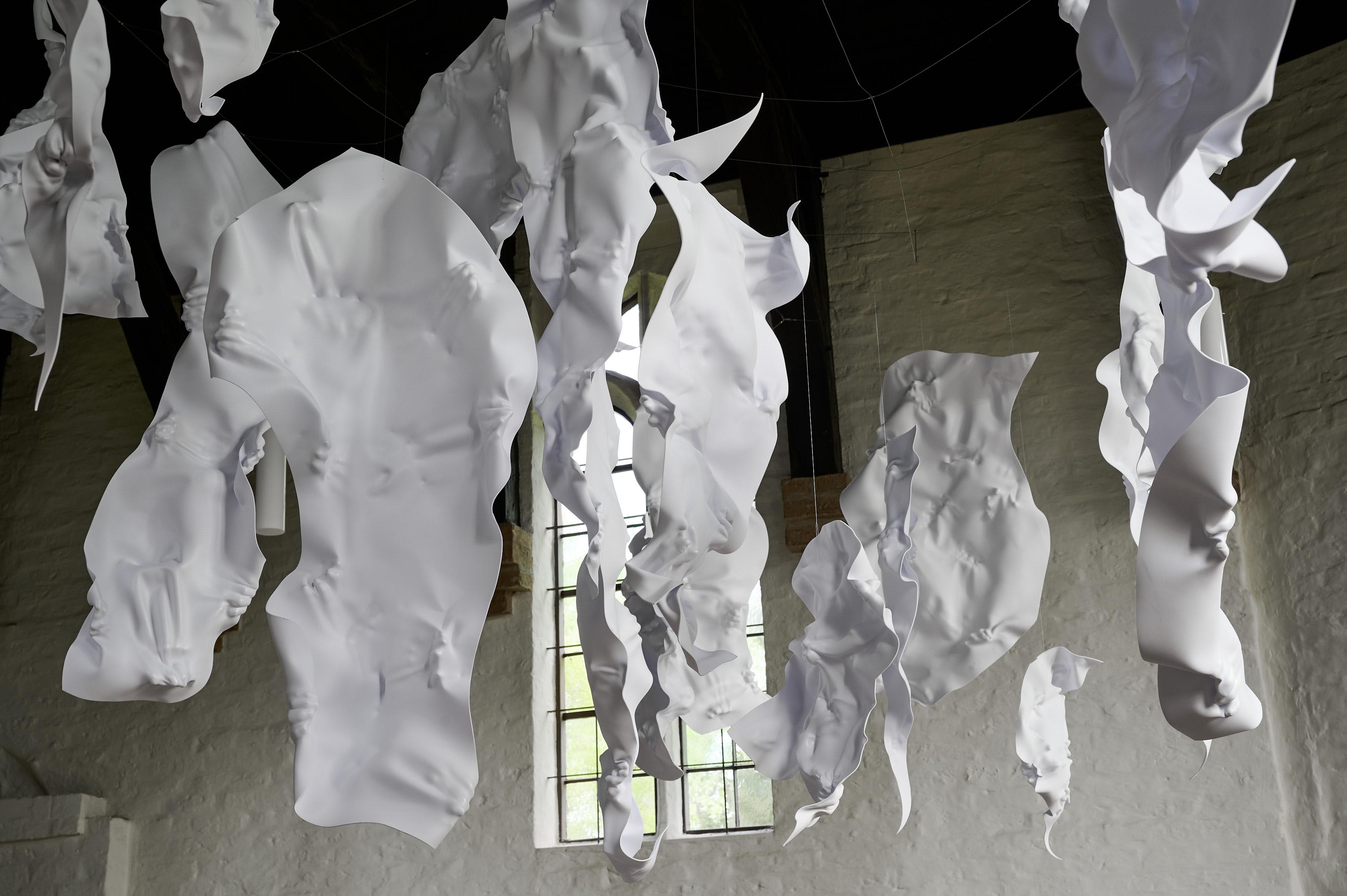 Daria Gebruk: Berührung. 2026, Installation, Fomiran (Foto: Thomas Häntzschel)